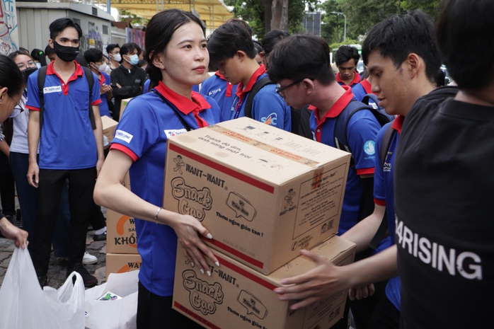 TP HCM: Hơn 3 tỉ đồng vật phẩm hỗ trợ kỳ thi tốt nghiệp THPT - Ảnh 4. TP HCM: Hơn 3 tỉ đồng vật phẩm hỗ trợ kỳ thi tốt nghiệp THPT - Ảnh 4.