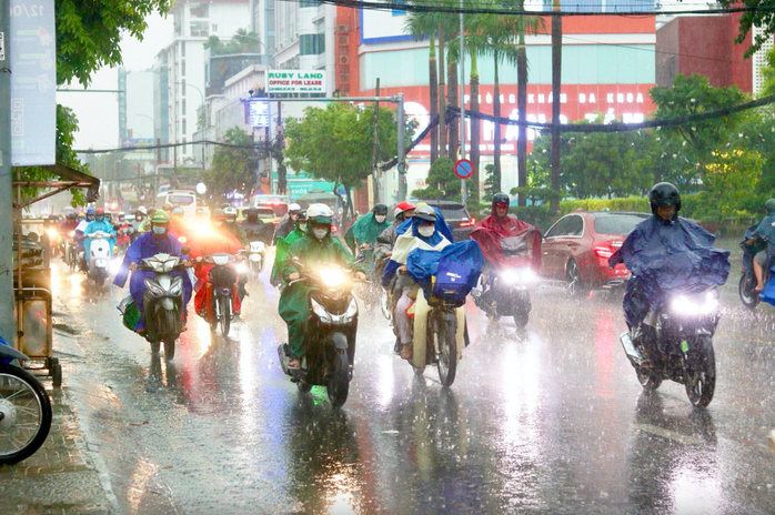Hôm nay 26-6, mưa to xuất hiện ở TP HCM và Nam Bộ về chiều, tối và đêm- Ảnh 1. Hôm nay 26-6, mưa to xuất hiện ở TP HCM và Nam Bộ về chiều, tối và đêm- Ảnh 1.