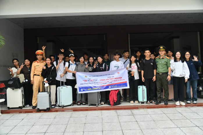 Hàng trăm thí sinh vượt biển vào đất liền thi tốt nghiệp THPT- Ảnh 1. Hàng trăm thí sinh vượt biển vào đất liền thi tốt nghiệp THPT- Ảnh 1.