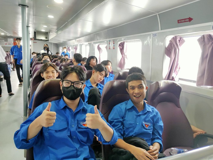 Hàng trăm thí sinh vượt biển vào đất liền thi tốt nghiệp THPT- Ảnh 4. Hàng trăm thí sinh vượt biển vào đất liền thi tốt nghiệp THPT- Ảnh 4.