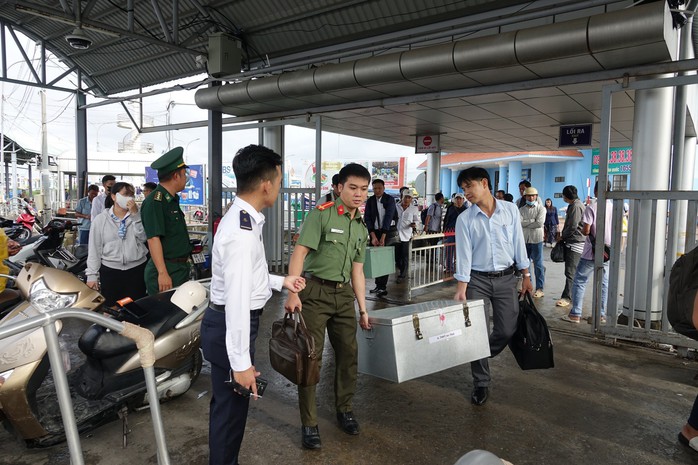 Hàng trăm thí sinh vượt biển vào đất liền thi tốt nghiệp THPT- Ảnh 12. Hàng trăm thí sinh vượt biển vào đất liền thi tốt nghiệp THPT- Ảnh 12.