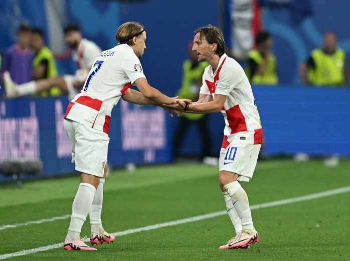 Modric nhường chổ cho Lovro Majer phút 80 Modric nhường chổ cho Lovro Majer phút 80