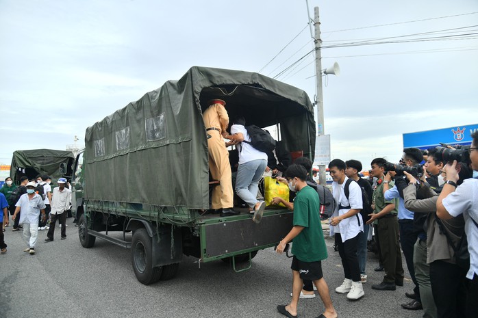 Hàng trăm thí sinh vượt biển vào đất liền thi tốt nghiệp THPT- Ảnh 7. Hàng trăm thí sinh vượt biển vào đất liền thi tốt nghiệp THPT- Ảnh 7.