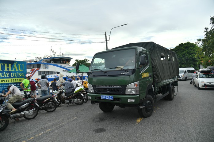 Hàng trăm thí sinh vượt biển vào đất liền thi tốt nghiệp THPT- Ảnh 10. Hàng trăm thí sinh vượt biển vào đất liền thi tốt nghiệp THPT- Ảnh 10.