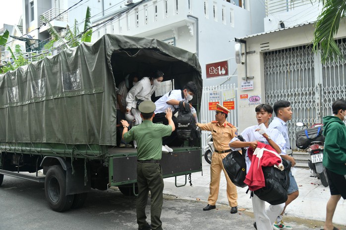 Hàng trăm thí sinh vượt biển vào đất liền thi tốt nghiệp THPT- Ảnh 6. Hàng trăm thí sinh vượt biển vào đất liền thi tốt nghiệp THPT- Ảnh 6.