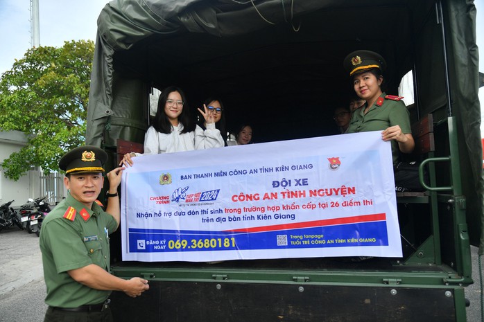 Hàng trăm thí sinh vượt biển vào đất liền thi tốt nghiệp THPT- Ảnh 5. Hàng trăm thí sinh vượt biển vào đất liền thi tốt nghiệp THPT- Ảnh 5.
