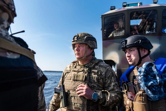 Tổng thống Ukraine Volodymyr Zelensky cách chức Tư lệnh liên quân Yury Sodol. Ảnh: Ukraine Today Tổng thống Ukraine Volodymyr Zelensky cách chức Tư lệnh liên quân Yury Sodol. Ảnh: Ukraine Today