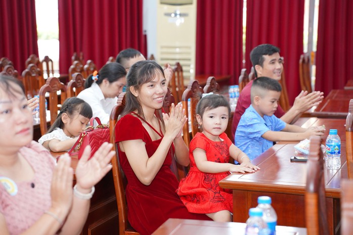 Tuyên dương gia đình CNVC-LĐ hạnh phúc- Ảnh 1. Tuyên dương gia đình CNVC-LĐ hạnh phúc- Ảnh 1.