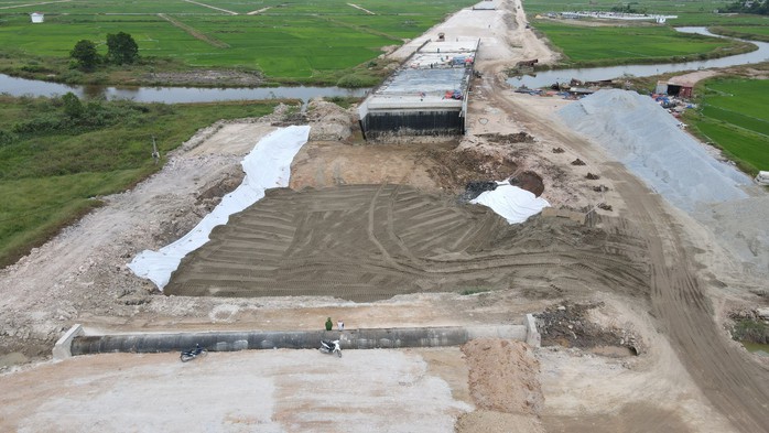 Tình tiết mới vụ 2 người thương vong do sạt lở trên công trường cao tốc Bắc - Nam- Ảnh 2. Tình tiết mới vụ 2 người thương vong do sạt lở trên công trường cao tốc Bắc - Nam- Ảnh 2.