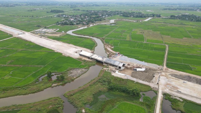 Tình tiết mới vụ 2 người thương vong do sạt lở trên công trường cao tốc Bắc - Nam- Ảnh 1. Tình tiết mới vụ 2 người thương vong do sạt lở trên công trường cao tốc Bắc - Nam- Ảnh 1.