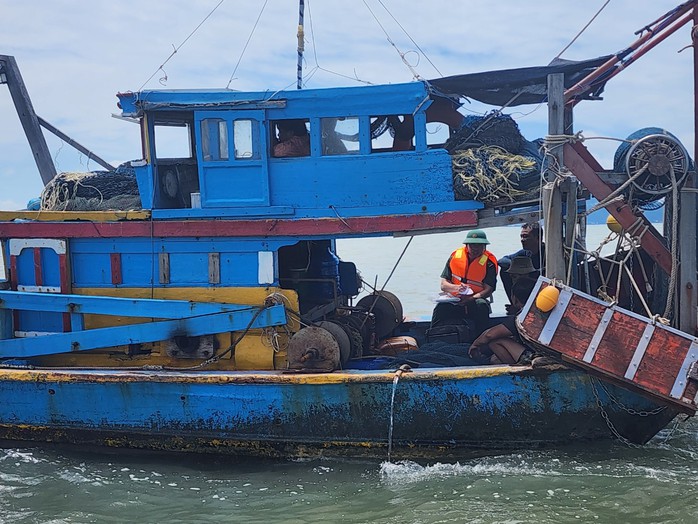 Một tàu cá gặp nạn trên vùng biển thuộc huyện Cần Giờ- Ảnh 1. Một tàu cá gặp nạn trên vùng biển thuộc huyện Cần Giờ- Ảnh 1.