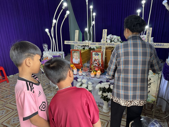 Nghẹn ngào trước di ảnh 3 cháu bé trong vụ cháy nhà trọ ở Đà Lạt- Ảnh 2. Nghẹn ngào trước di ảnh 3 cháu bé trong vụ cháy nhà trọ ở Đà Lạt- Ảnh 2.