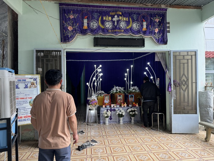 Nghẹn ngào trước di ảnh 3 cháu bé trong vụ cháy nhà trọ ở Đà Lạt- Ảnh 1. Nghẹn ngào trước di ảnh 3 cháu bé trong vụ cháy nhà trọ ở Đà Lạt- Ảnh 1.