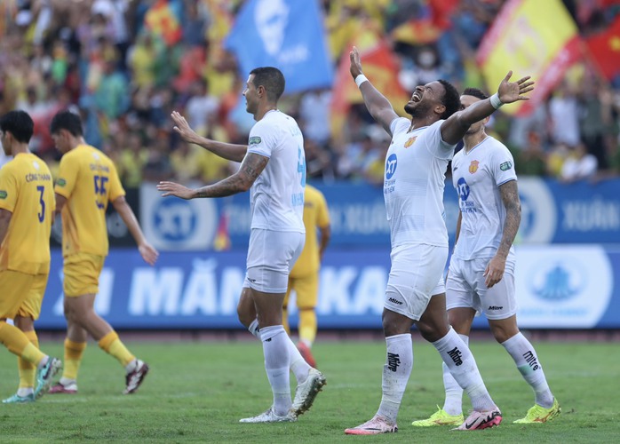 Nam Định vô địch V-League 2023-2024 sớm một vòng đấu- Ảnh 10. Nam Định vô địch V-League 2023-2024 sớm một vòng đấu- Ảnh 10.