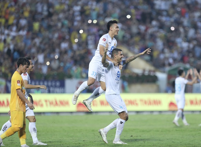 Nam Định vô địch V-League 2023-2024 sớm một vòng đấu- Ảnh 9. Nam Định vô địch V-League 2023-2024 sớm một vòng đấu- Ảnh 9.