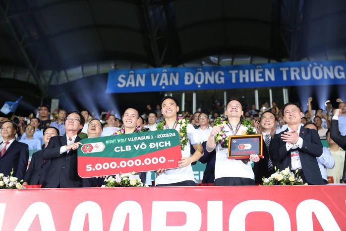 Nam Định vô địch sau 39 năm, Văn Toàn, Tuấn Anh lần đầu nâng cúp- Ảnh 3. Nam Định vô địch sau 39 năm, Văn Toàn, Tuấn Anh lần đầu nâng cúp- Ảnh 3.
