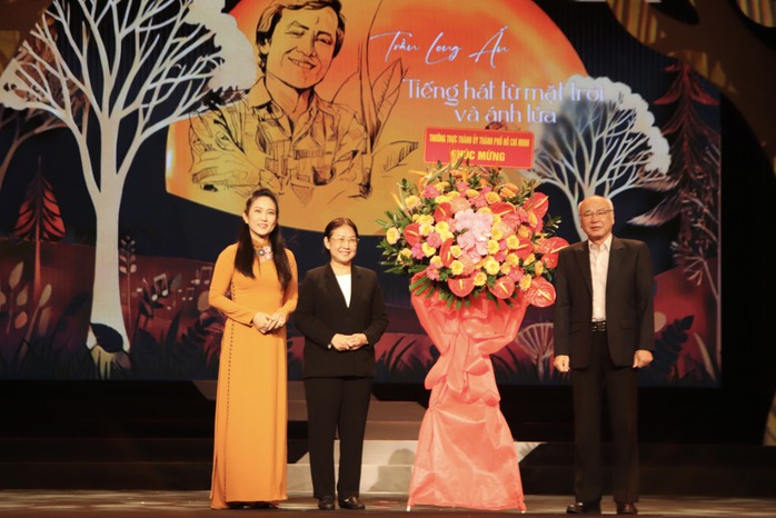 Ca sĩ Cẩm Vân, Tạ Minh Tâm, Quang Linh, Hiền Thục... tụ hội đêm nhạc Trần Long Ẩn- Ảnh 3. Ca sĩ Cẩm Vân, Tạ Minh Tâm, Quang Linh, Hiền Thục... tụ hội đêm nhạc Trần Long Ẩn- Ảnh 3.