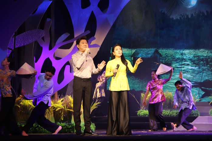 Ca sĩ Cẩm Vân, Tạ Minh Tâm, Quang Linh, Hiền Thục... tụ hội đêm nhạc Trần Long Ẩn- Ảnh 14. Ca sĩ Cẩm Vân, Tạ Minh Tâm, Quang Linh, Hiền Thục... tụ hội đêm nhạc Trần Long Ẩn- Ảnh 14.