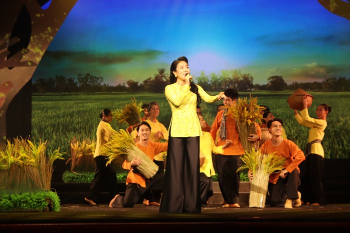 Ca sĩ Cẩm Vân, Tạ Minh Tâm, Quang Linh, Hiền Thục... tụ hội đêm nhạc Trần Long Ẩn- Ảnh 13. Ca sĩ Cẩm Vân, Tạ Minh Tâm, Quang Linh, Hiền Thục... tụ hội đêm nhạc Trần Long Ẩn- Ảnh 13.
