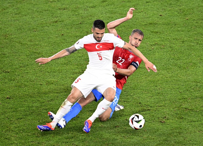 Euro 2024: Thắng ở phút bù giờ, Thổ Nhĩ Kỳ vào vòng 1/8- Ảnh 1. Euro 2024: Thắng ở phút bù giờ, Thổ Nhĩ Kỳ vào vòng 1/8- Ảnh 1.