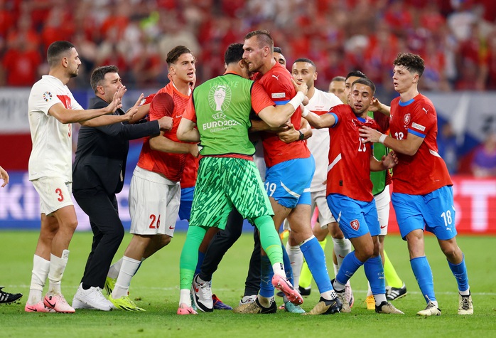 Euro 2024: Thắng ở phút bù giờ, Thổ Nhĩ Kỳ vào vòng 1/8- Ảnh 2. Euro 2024: Thắng ở phút bù giờ, Thổ Nhĩ Kỳ vào vòng 1/8- Ảnh 2.