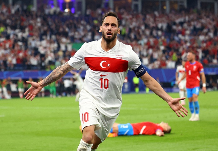 Euro 2024: Thắng ở phút bù giờ, Thổ Nhĩ Kỳ vào vòng 1/8- Ảnh 4. Euro 2024: Thắng ở phút bù giờ, Thổ Nhĩ Kỳ vào vòng 1/8- Ảnh 4.