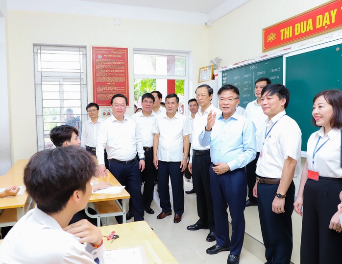 Phó Thủ tướng Chính phủ Lê Thành Long (thứ ba, hàng đầu, từ phải qua), kiểm tra công tác chuẩn bị tổ chức kỳ thi tốt nghiệp THPT năm 2024 tại tỉnh Nghệ An Ảnh: ĐỨC NGỌC Phó Thủ tướng Chính phủ Lê Thành Long (thứ ba, hàng đầu, từ phải qua), kiểm tra công tác chuẩn bị tổ chức kỳ thi tốt nghiệp THPT năm 2024 tại tỉnh Nghệ An Ảnh: ĐỨC NGỌC