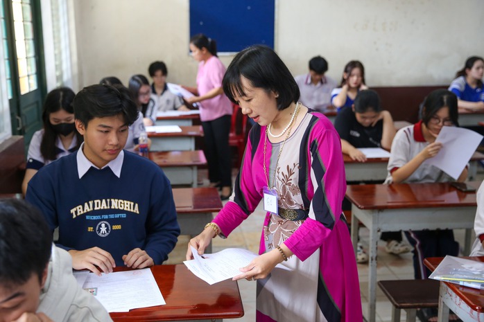 Thí sinh tại điểm thi Trường THPT Trưng Vương (quận 1, TP HCM) làm thủ tục dự thi tốt nghiệp THPT 2024 Ảnh: HOÀNG TRIỀU Thí sinh tại điểm thi Trường THPT Trưng Vương (quận 1, TP HCM) làm thủ tục dự thi tốt nghiệp THPT 2024 Ảnh: HOÀNG TRIỀU