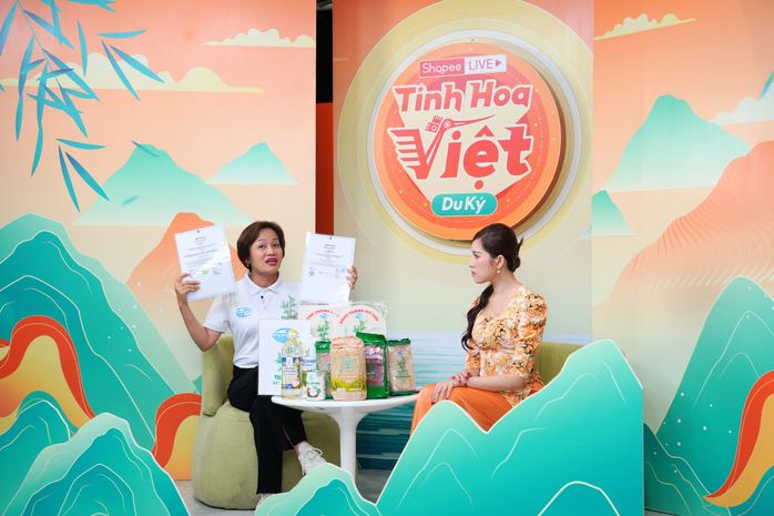 Chị Huỳnh Vũ Thanh - Giám đốc Tufoco Ba Cây Tre thậm chí còn mang đầy đủ các giấy chứng nhận chất lượng sản phẩm lên livestream để chứng thực về độ uy tín cho các dòng sản phẩm của thương hiệu Chị Huỳnh Vũ Thanh - Giám đốc Tufoco Ba Cây Tre thậm chí còn mang đầy đủ các giấy chứng nhận chất lượng sản phẩm lên livestream để chứng thực về độ uy tín cho các dòng sản phẩm của thương hiệu