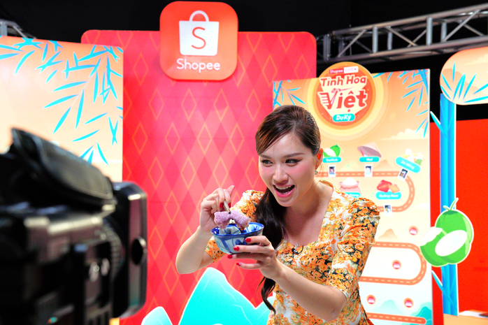 MC Thanh Thanh Huyền thích thú với các sản phẩm Bến Tre, Tiền Giang và thực hiện luôn màn "mukbang" socola, bánh hỏi… ngay trên sóng livestream MC Thanh Thanh Huyền thích thú với các sản phẩm Bến Tre, Tiền Giang và thực hiện luôn màn "mukbang" socola, bánh hỏi… ngay trên sóng livestream