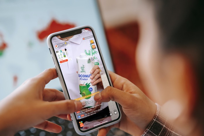 Hơn 6.000 voucher độc quyền từ Shopee và các thương hiệu, nhà bán hàng được tung ra xuyên suốt thời lượng 2 tiếng của chương trình Hơn 6.000 voucher độc quyền từ Shopee và các thương hiệu, nhà bán hàng được tung ra xuyên suốt thời lượng 2 tiếng của chương trình
