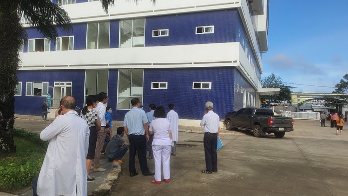 Uống 30 viên thuốc an thần tự tử rồi lái ô tô tông vào tường bệnh viện- Ảnh 1. Uống 30 viên thuốc an thần tự tử rồi lái ô tô tông vào tường bệnh viện- Ảnh 1.