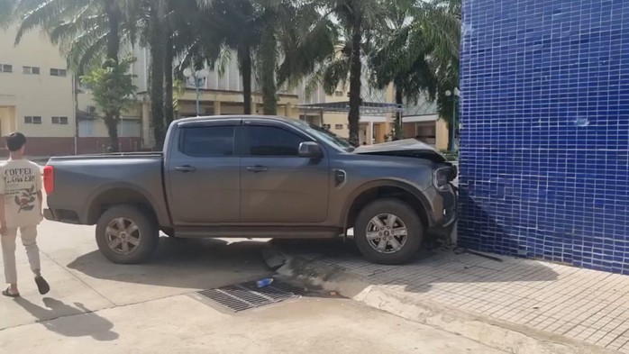 Uống 30 viên thuốc an thần tự tử rồi lái ô tô tông vào tường bệnh viện- Ảnh 2. Uống 30 viên thuốc an thần tự tử rồi lái ô tô tông vào tường bệnh viện- Ảnh 2.