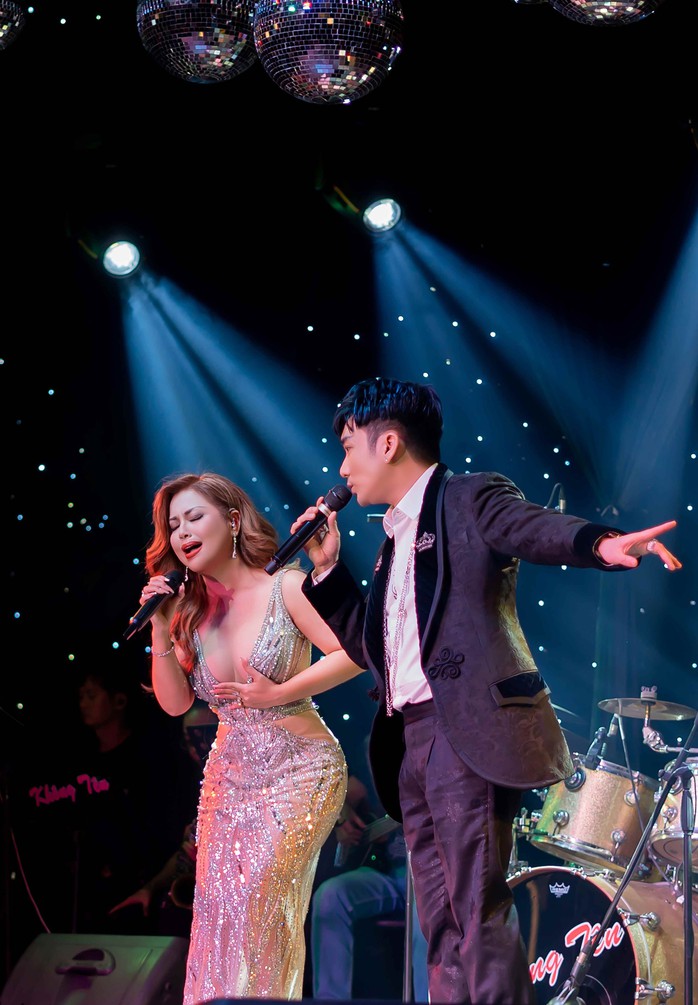 Minh Tuyết không sợ chồng ghen khi "tình tứ" bên Quang Hà
- Ảnh 1. Minh Tuyết không sợ chồng ghen khi "tình tứ" bên Quang Hà
- Ảnh 1.