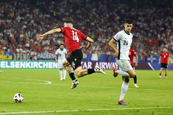 Antonio Silva phạm lỗi với Luka Lochoshvili Antonio Silva phạm lỗi với Luka Lochoshvili