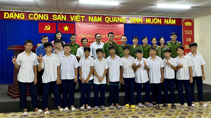 Công an TP HCM cấp giấy khai sinh và mã định danh cho các em ở Trung tâm Thanh thiếu niên TP HCM Công an TP HCM cấp giấy khai sinh và mã định danh cho các em ở Trung tâm Thanh thiếu niên TP HCM