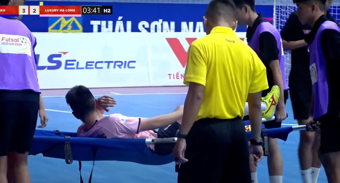 Cầu thủ futsal rơi lệ rời sân, đương kim á quân Sahako thắng chật vật
- Ảnh 2. Cầu thủ futsal rơi lệ rời sân, đương kim á quân Sahako thắng chật vật
- Ảnh 2.