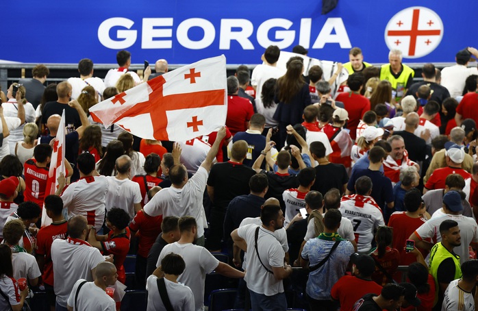 Tỉ phú trao thưởng "khủng" cho tuyển Georgia nhờ vượt vòng bảng Euro 2024- Ảnh 1. Tỉ phú trao thưởng "khủng" cho tuyển Georgia nhờ vượt vòng bảng Euro 2024- Ảnh 1.