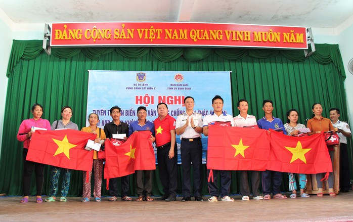“Tự hào cờ Tổ quốc” - Hạnh phúc với niềm vui của ngư dân- Ảnh 1. “Tự hào cờ Tổ quốc” - Hạnh phúc với niềm vui của ngư dân- Ảnh 1.