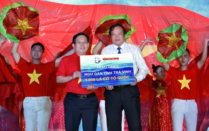"Tự hào cờ Tổ quốc" – Chương trình đong đầy ý nghĩa- Ảnh 1. "Tự hào cờ Tổ quốc" – Chương trình đong đầy ý nghĩa- Ảnh 1.
