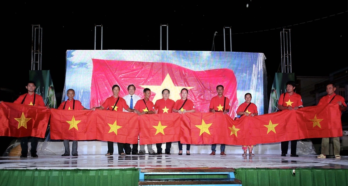 "Tự hào cờ Tổ quốc" – Chương trình đong đầy ý nghĩa- Ảnh 4. "Tự hào cờ Tổ quốc" – Chương trình đong đầy ý nghĩa- Ảnh 4.