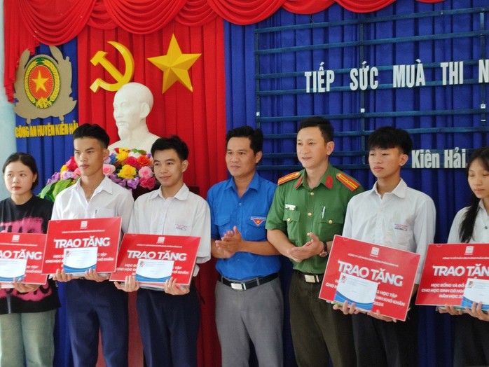 Hàng trăm thí sinh vượt biển vào đất liền thi tốt nghiệp THPT- Ảnh 13. Hàng trăm thí sinh vượt biển vào đất liền thi tốt nghiệp THPT- Ảnh 13.