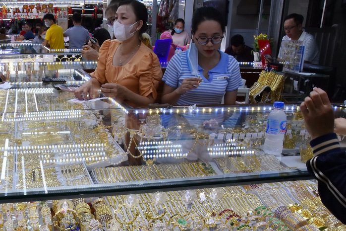 Giá vàng hôm nay, 27-6: Tiếp tục giảm mạnh- Ảnh 1.