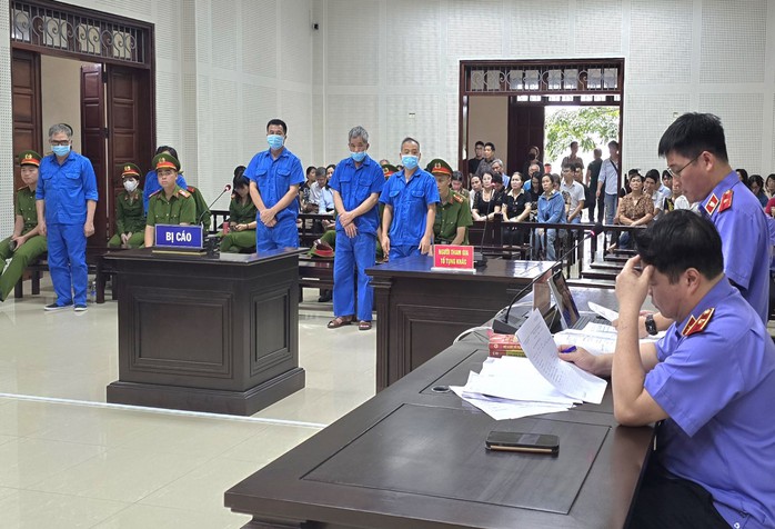 Bị cáo Đỗ Hữu Ca xin giảm nhẹ hình phạt vì giờ tuổi cao, nhiều bệnh tật- Ảnh 2. Bị cáo Đỗ Hữu Ca xin giảm nhẹ hình phạt vì giờ tuổi cao, nhiều bệnh tật- Ảnh 2.