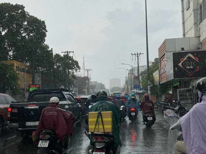 TP HCM mưa dông nhiều nơi- Ảnh 3. TP HCM mưa dông nhiều nơi- Ảnh 3.