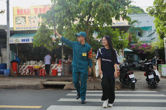 CSGT TP HCM và những việc làm ý nghĩa sáng 27-6- Ảnh 4. CSGT TP HCM và những việc làm ý nghĩa sáng 27-6- Ảnh 4.