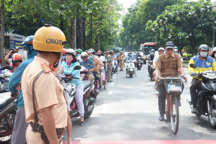 CSGT hỗ trợ 2 học sinh quên giấy tờ, phiếu dự thi Tốt nghiệp THPT - Ảnh 1. CSGT hỗ trợ 2 học sinh quên giấy tờ, phiếu dự thi Tốt nghiệp THPT - Ảnh 1.