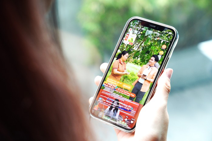 KOL Thanh Nhí về tận vườn xoài cát tại Đồng Tháp để livestream bán hàng cùng chủ vườn, kết hợp với đầu cầu livestream tại studio Shopee để lạ hóa nội dung, kích thích người xem KOL Thanh Nhí về tận vườn xoài cát tại Đồng Tháp để livestream bán hàng cùng chủ vườn, kết hợp với đầu cầu livestream tại studio Shopee để lạ hóa nội dung, kích thích người xem