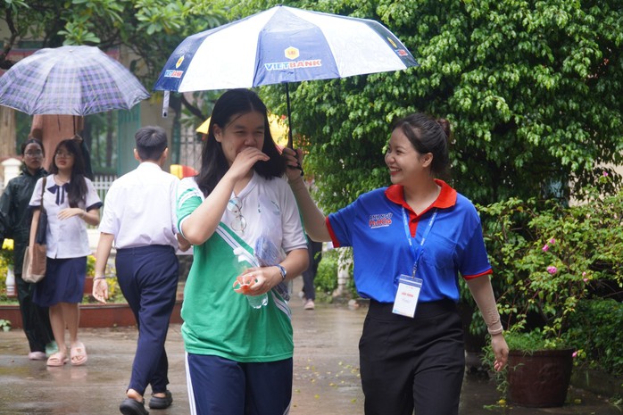 Sinh viên Trường ĐH Ngoại ngữ - Tin học TP HCM che dù đưa sĩ tử vào điểm thi Trường THPT Lê Quý Đôn (quận 3, TP HCM)Ảnh: HUẾ XUÂN Sinh viên Trường ĐH Ngoại ngữ - Tin học TP HCM che dù đưa sĩ tử vào điểm thi Trường THPT Lê Quý Đôn (quận 3, TP HCM)Ảnh: HUẾ XUÂN
