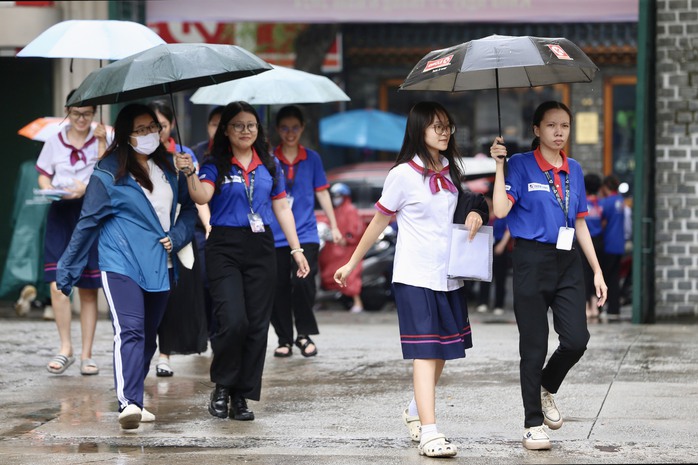 TP HCM mưa trắng trời khi thi môn toán, đón xem giải đề- Ảnh 5. TP HCM mưa trắng trời khi thi môn toán, đón xem giải đề- Ảnh 5.